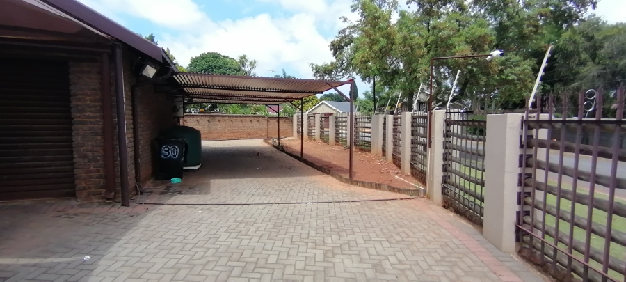 To Let 4 Bedroom Property for Rent in Wilro Park Gauteng