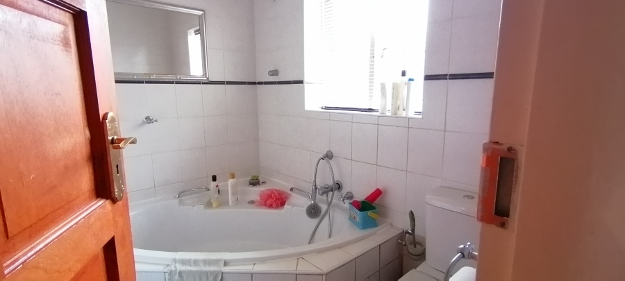 To Let 4 Bedroom Property for Rent in Wilro Park Gauteng