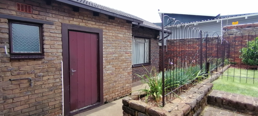 To Let 4 Bedroom Property for Rent in Wilro Park Gauteng