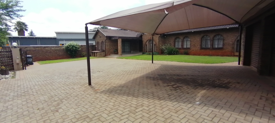 To Let 4 Bedroom Property for Rent in Wilro Park Gauteng