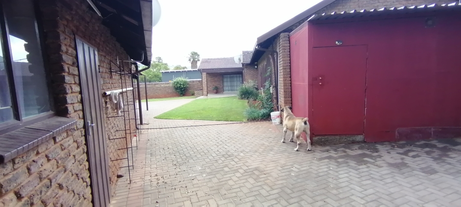 To Let 4 Bedroom Property for Rent in Wilro Park Gauteng
