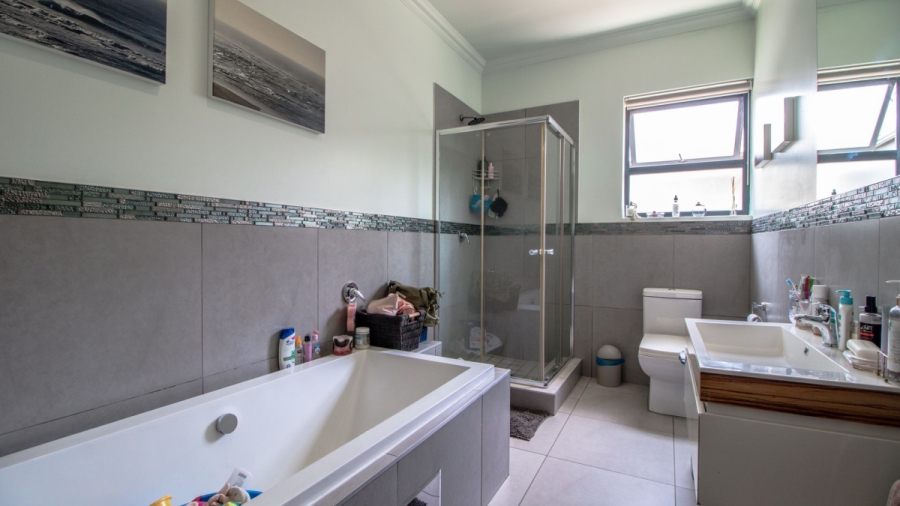 4 Bedroom Property for Sale in Lakeside Gauteng