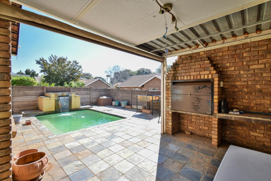2 Bedroom Property for Sale in Florauna Gauteng
