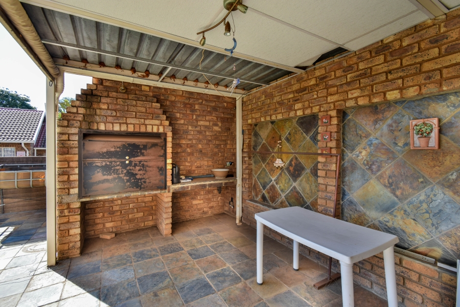 2 Bedroom Property for Sale in Florauna Gauteng