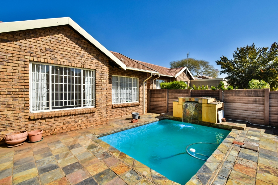 2 Bedroom Property for Sale in Florauna Gauteng