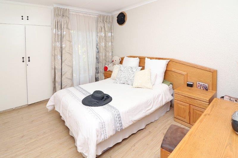 To Let 5 Bedroom Property for Rent in Wilro Park Gauteng
