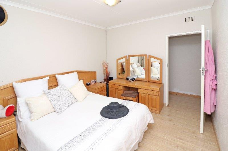 To Let 5 Bedroom Property for Rent in Wilro Park Gauteng