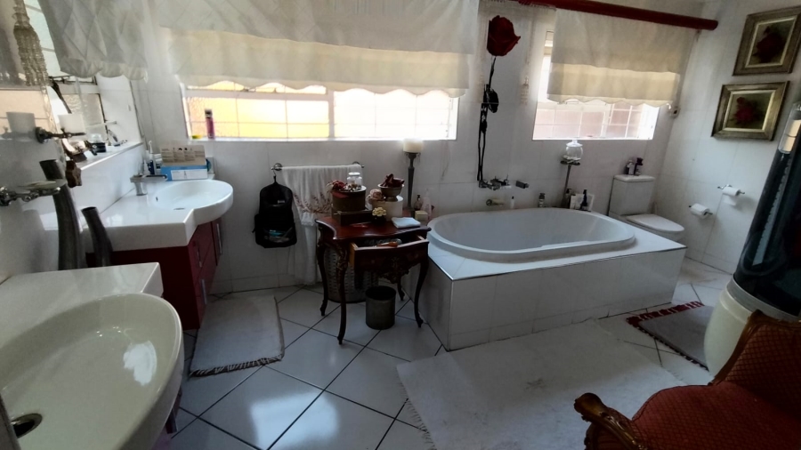 2 Bedroom Property for Sale in Noordheuwel Gauteng