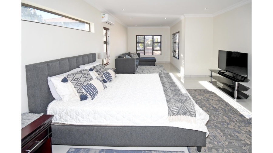 5 Bedroom Property for Sale in Blue Valley Golf Estate Gauteng