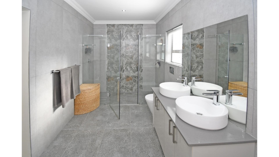 5 Bedroom Property for Sale in Blue Valley Golf Estate Gauteng