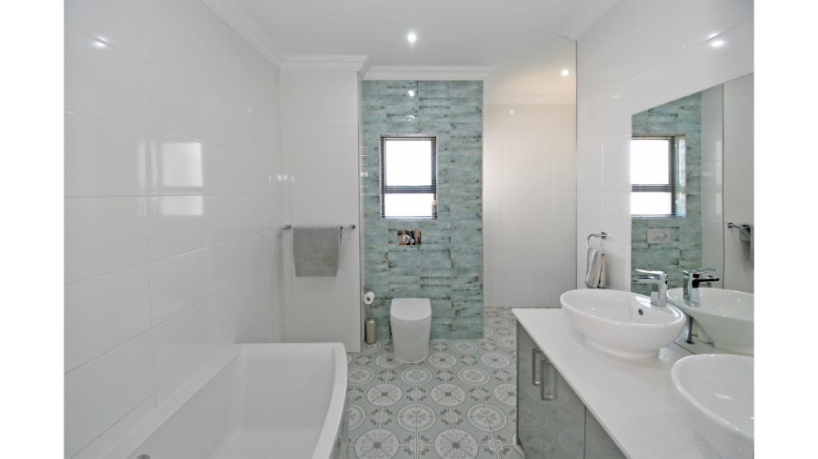 5 Bedroom Property for Sale in Blue Valley Golf Estate Gauteng