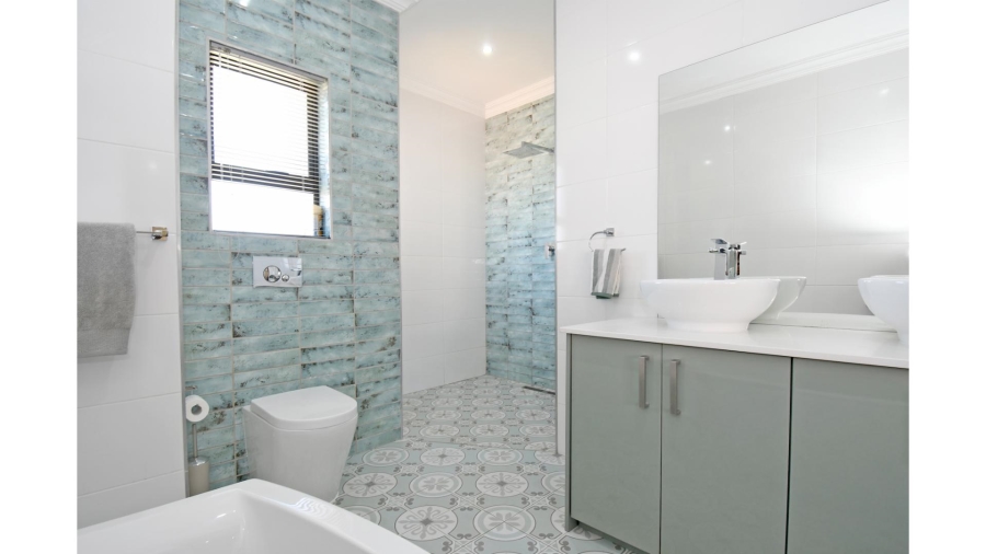 5 Bedroom Property for Sale in Blue Valley Golf Estate Gauteng