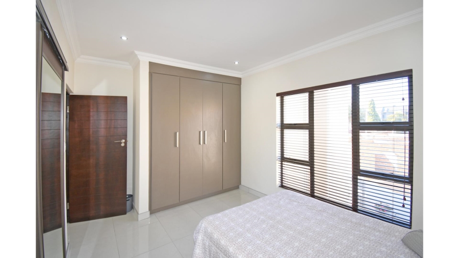 5 Bedroom Property for Sale in Blue Valley Golf Estate Gauteng