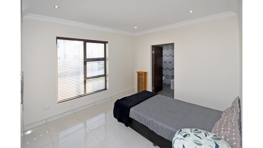 5 Bedroom Property for Sale in Blue Valley Golf Estate Gauteng