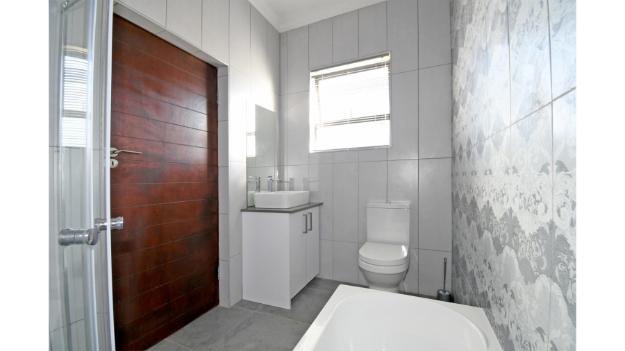 5 Bedroom Property for Sale in Blue Valley Golf Estate Gauteng