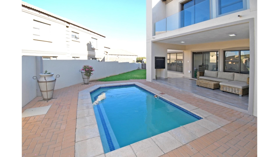5 Bedroom Property for Sale in Blue Valley Golf Estate Gauteng