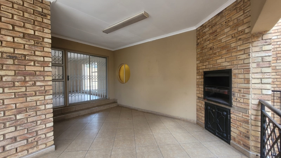 6 Bedroom Property for Sale in Noordheuwel Gauteng