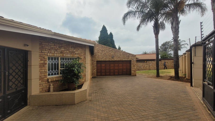 6 Bedroom Property for Sale in Noordheuwel Gauteng
