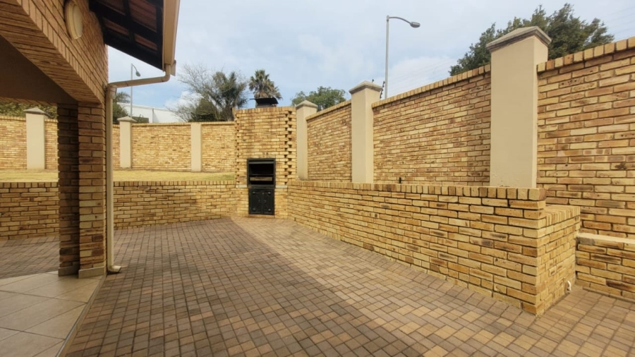 6 Bedroom Property for Sale in Noordheuwel Gauteng