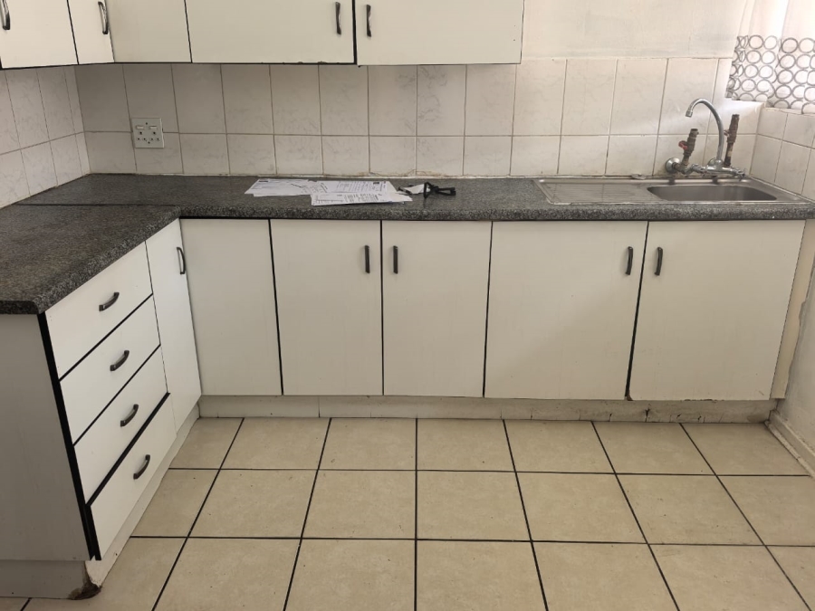 2 Bedroom Property for Sale in Florida Lake Gauteng
