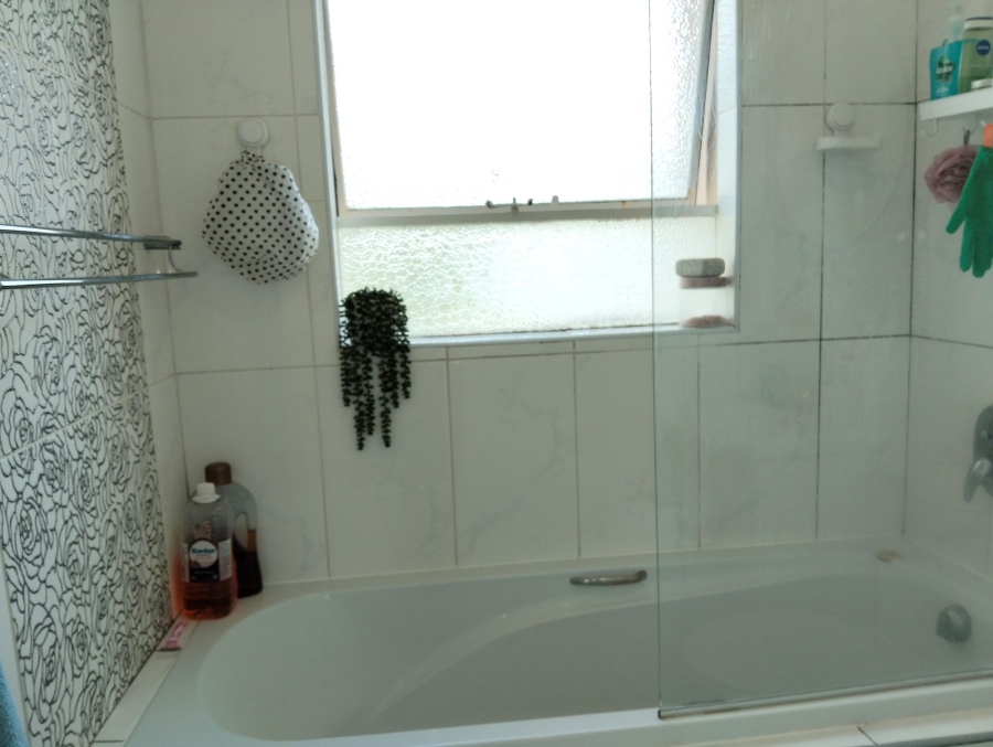 To Let 2 Bedroom Property for Rent in Bryanston Gauteng