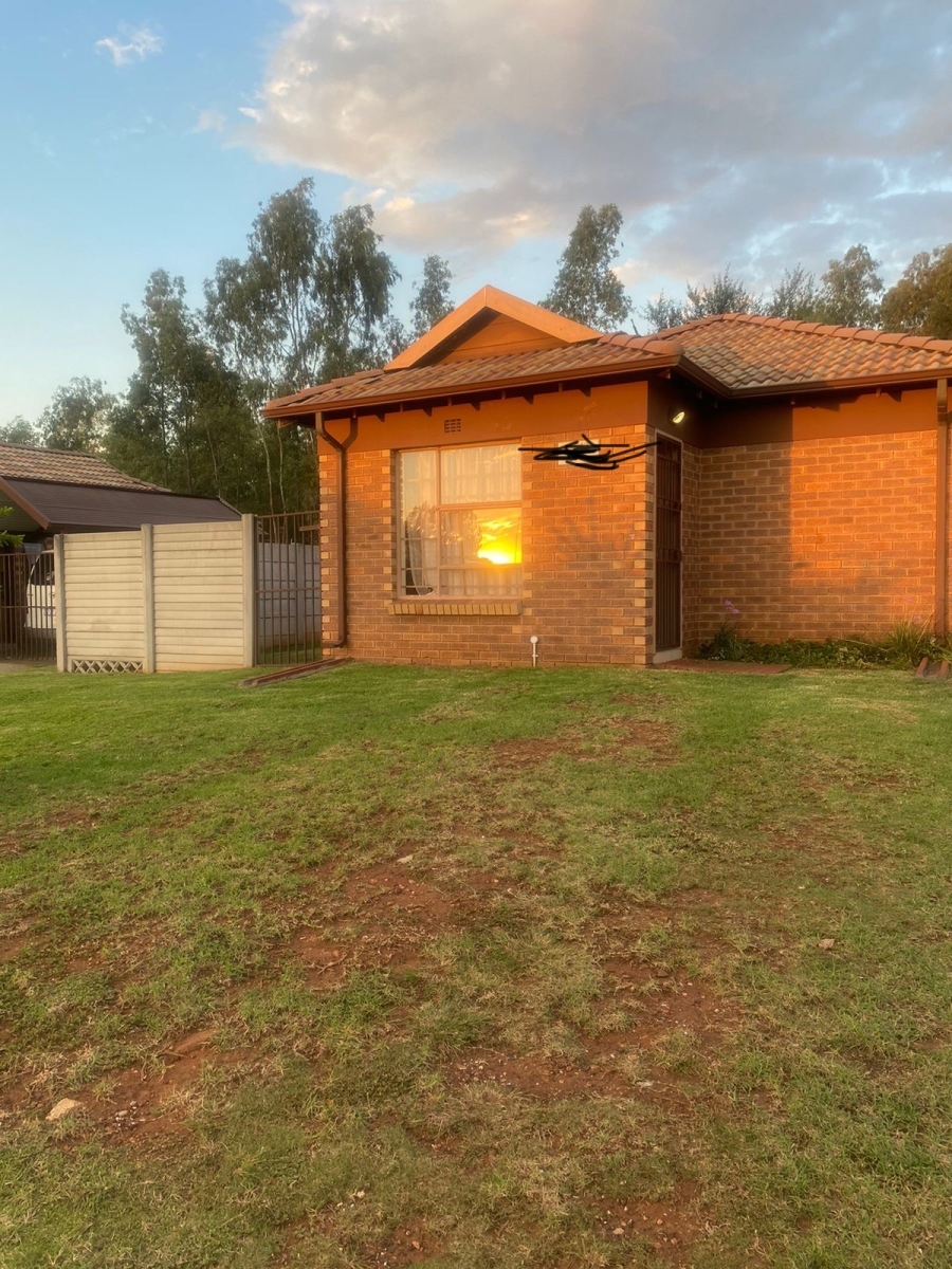 2 Bedroom Property for Sale in Clayville Gauteng