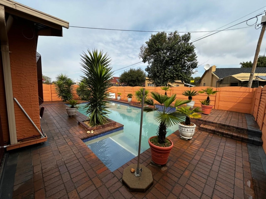 4 Bedroom Property for Sale in Verwoerdpark Gauteng