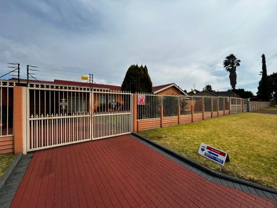 4 Bedroom Property for Sale in Verwoerdpark Gauteng