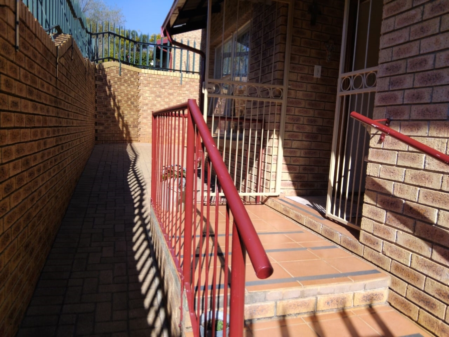 3 Bedroom Property for Sale in Roodekrans Gauteng