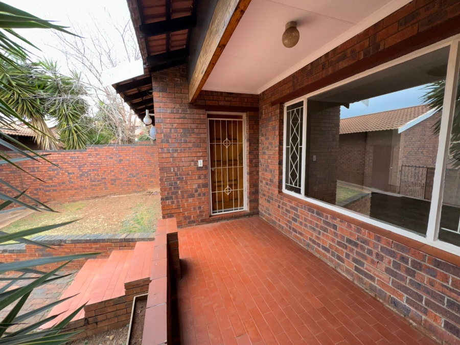 2 Bedroom Property for Sale in Kloofendal Gauteng