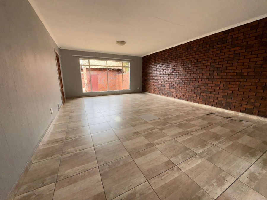 2 Bedroom Property for Sale in Kloofendal Gauteng