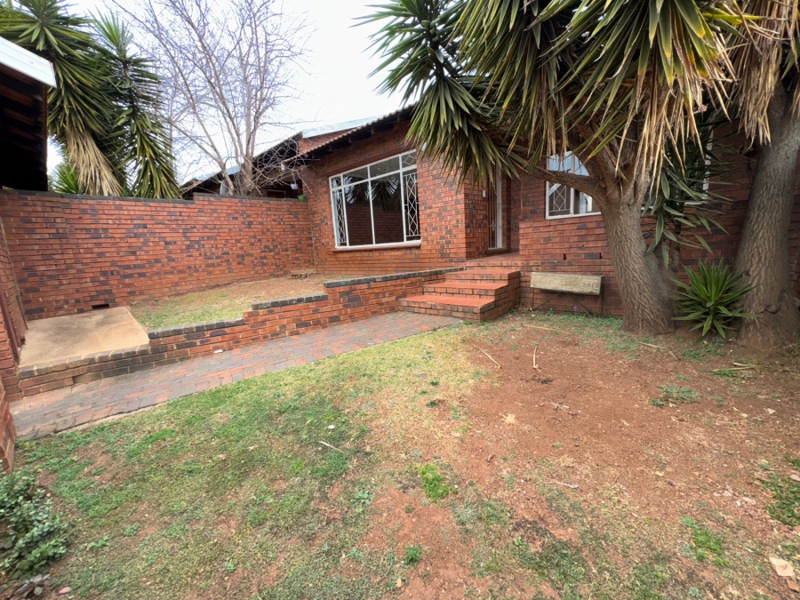 2 Bedroom Property for Sale in Kloofendal Gauteng