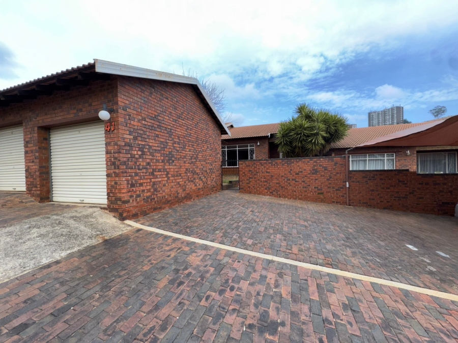 2 Bedroom Property for Sale in Kloofendal Gauteng