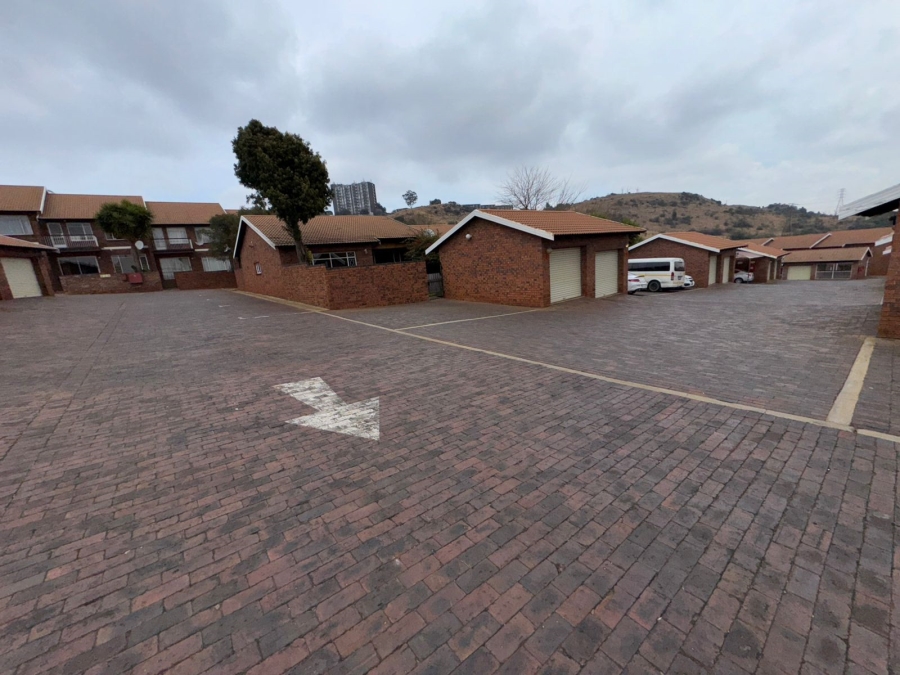2 Bedroom Property for Sale in Kloofendal Gauteng