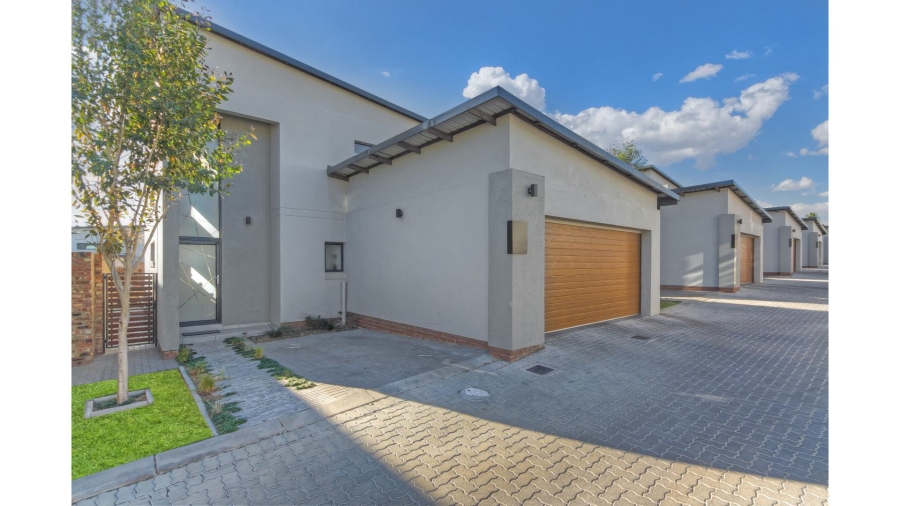 3 Bedroom Property for Sale in Crowthorne AH Gauteng