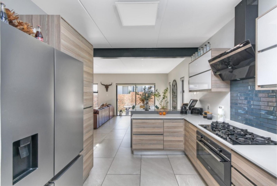 3 Bedroom Property for Sale in Crowthorne AH Gauteng