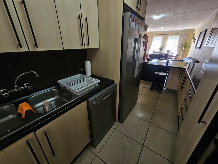 2 Bedroom Property for Sale in Albertsdal Gauteng