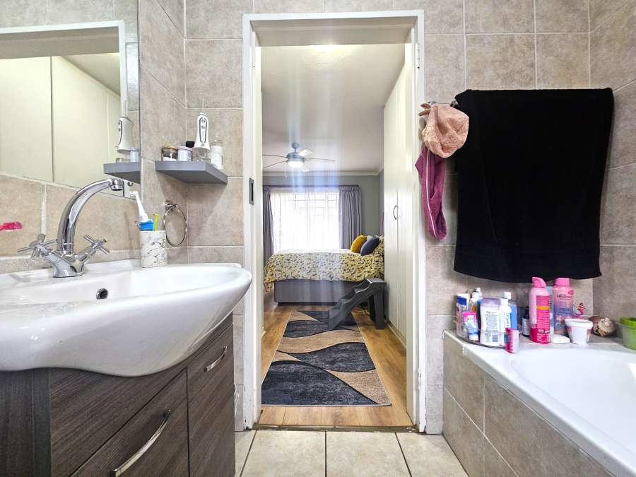 2 Bedroom Property for Sale in The Wilds Gauteng