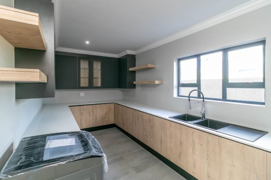 5 Bedroom Property for Sale in Eye of Africa Gauteng