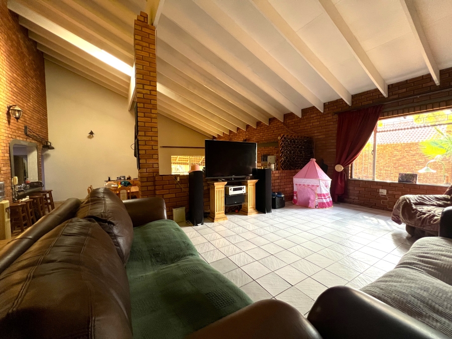 5 Bedroom Property for Sale in Pierre Van Ryneveld Gauteng