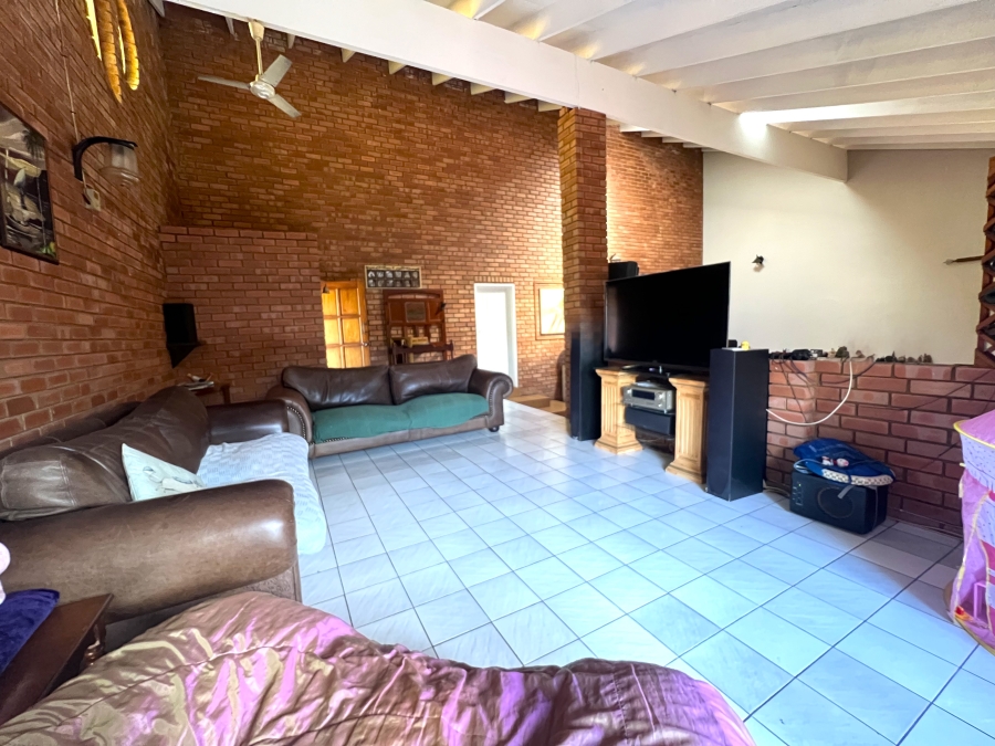 5 Bedroom Property for Sale in Pierre Van Ryneveld Gauteng