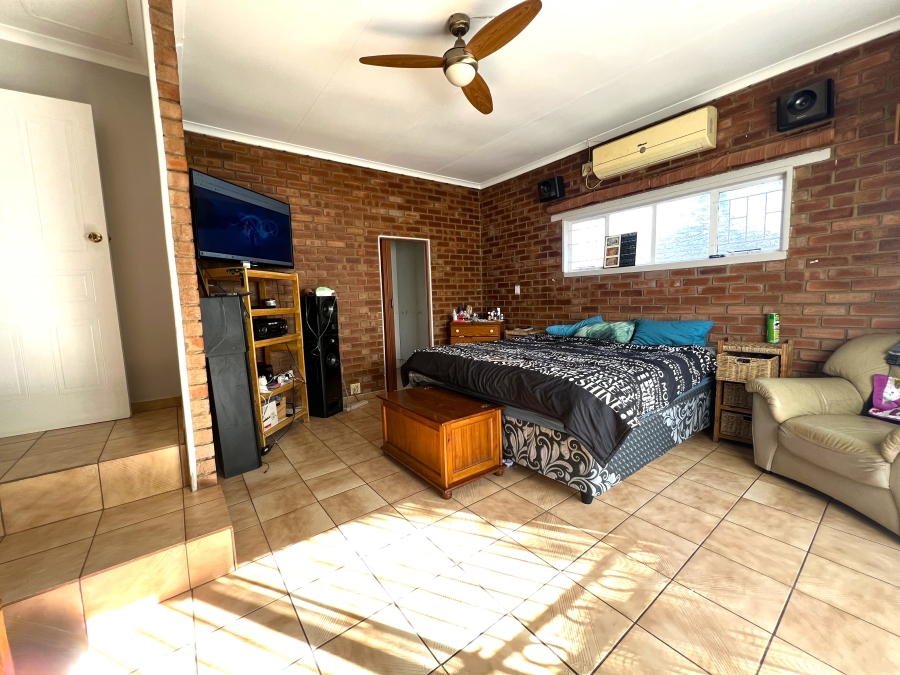 5 Bedroom Property for Sale in Pierre Van Ryneveld Gauteng