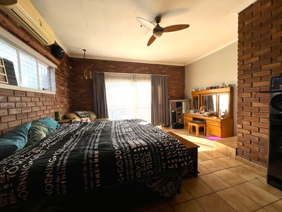 5 Bedroom Property for Sale in Pierre Van Ryneveld Gauteng