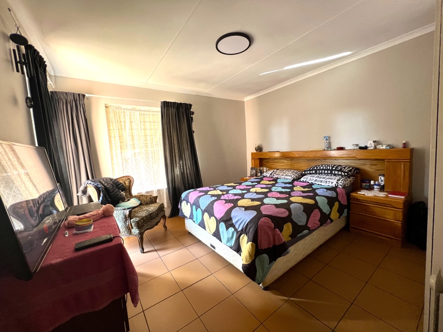5 Bedroom Property for Sale in Pierre Van Ryneveld Gauteng