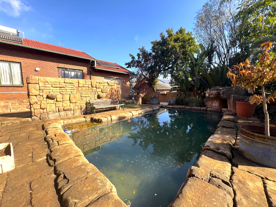 5 Bedroom Property for Sale in Pierre Van Ryneveld Gauteng