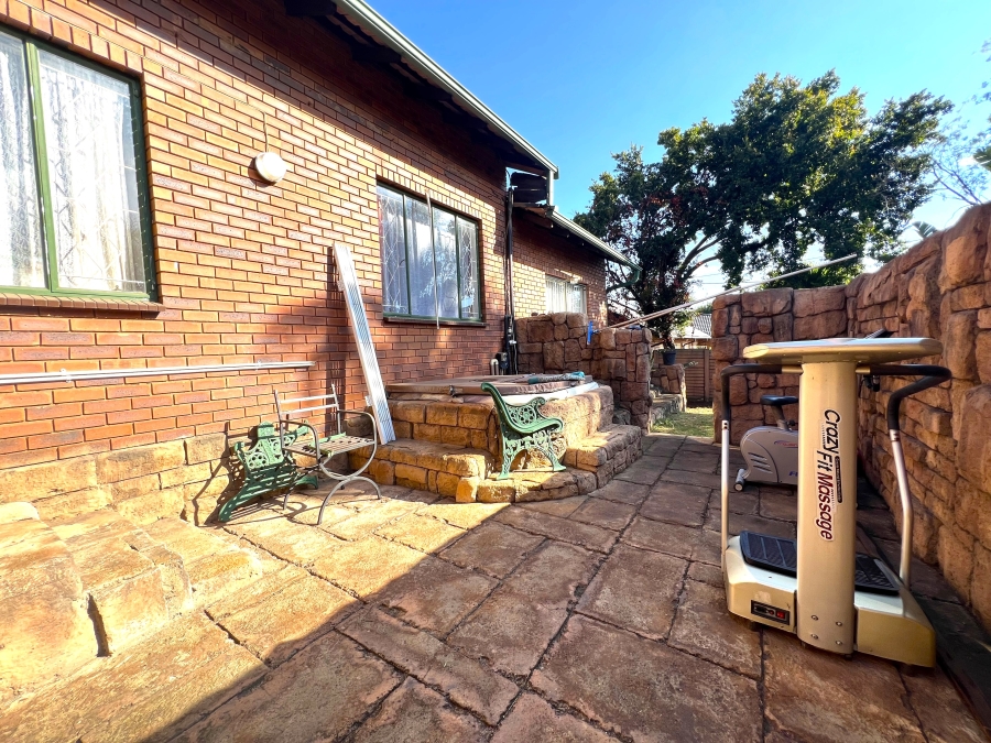 5 Bedroom Property for Sale in Pierre Van Ryneveld Gauteng