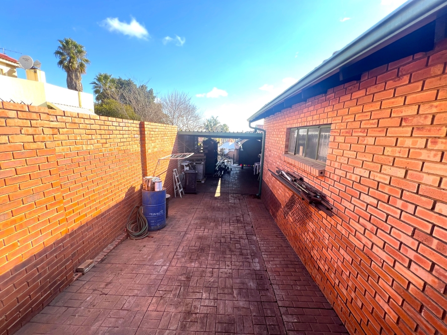 5 Bedroom Property for Sale in Pierre Van Ryneveld Gauteng