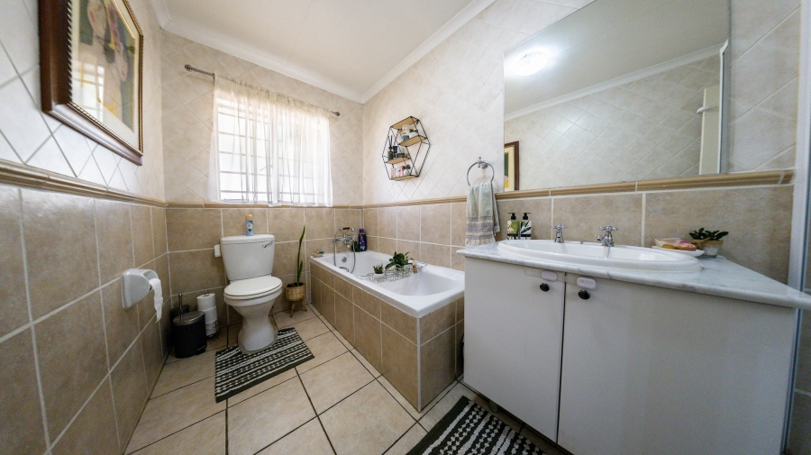 3 Bedroom Property for Sale in Eldoraigne Gauteng