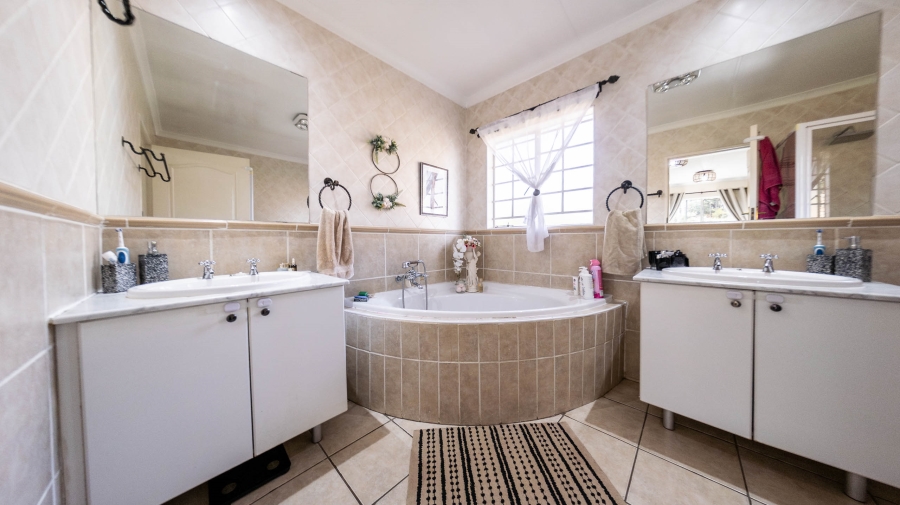 3 Bedroom Property for Sale in Eldoraigne Gauteng