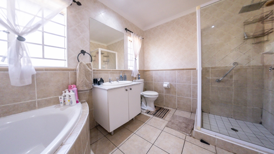 3 Bedroom Property for Sale in Eldoraigne Gauteng